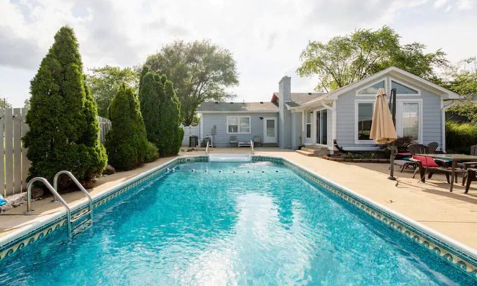 Acton House | Indy Mansion pool house, 5 beds & 4 baths 20 minutes to downtown indy