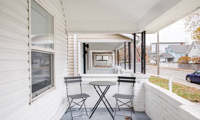 Fountain Square Cottage | Indy Yellow Modern Stylish City Oasis 3BR Retreat with Parking