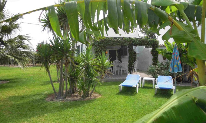 El Palmar House | inexpensive beautiful Holiday Home with Garden - 400 metres to the Beach
