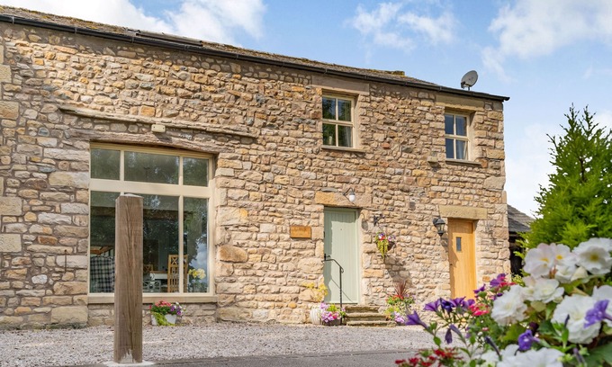 Arkholme Cottage | INGLEBOROUGH VIEW, romantic, character holiday cottage in Hornby