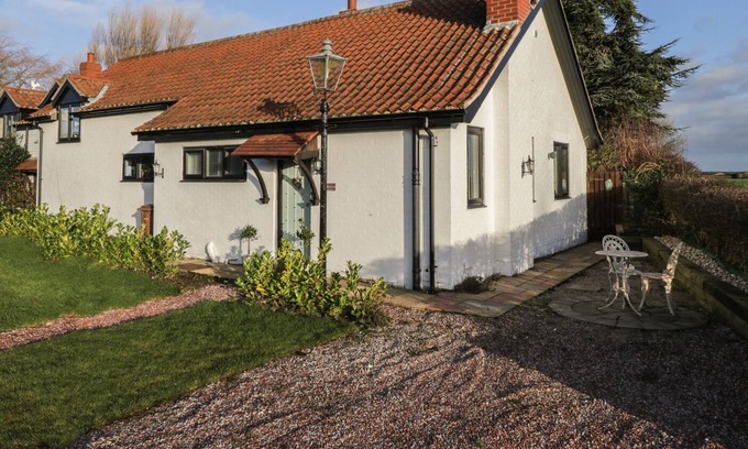 Storwood Cottage | INGLEWOOD, pet friendly, with open fire in Ellerton