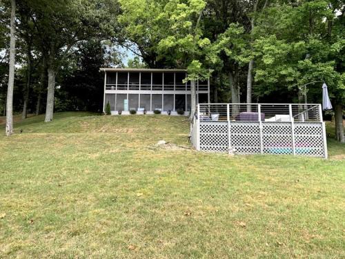 Cadiz House | Inmerse in the Serenity of this Lakefront Cottage in Cadiz, Kentucky