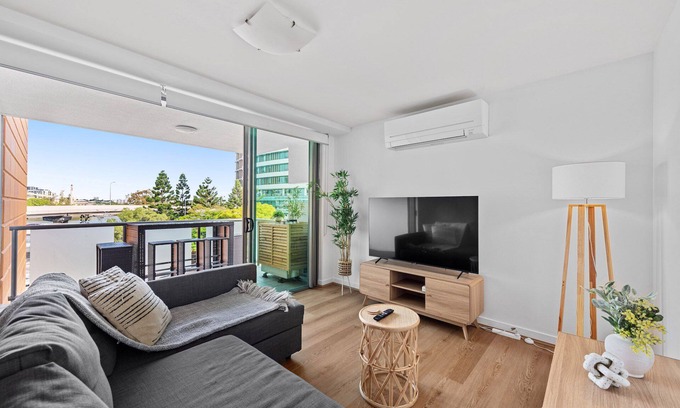 South Brisbane Apartment | Inner City Action! 3Bed/2Bath/1Car/3Balconies