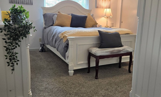 Valley Oak Cottage | Intimate 2-bedroom cottage with WiFi, AC in awesome Elk Grove