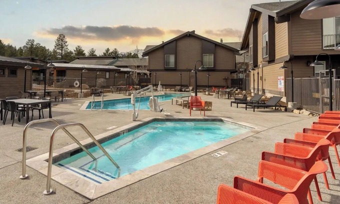 Mammoth Lakes Hotel | Inviting Alpine Room for Outdoor Lovers, Close to Mammoth Skiing & Hiking Trails