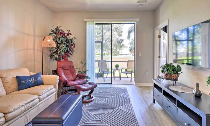 Bee Ridge Condo | Inviting Condo w/ Lanai - 8 Mi to Siesta Key!