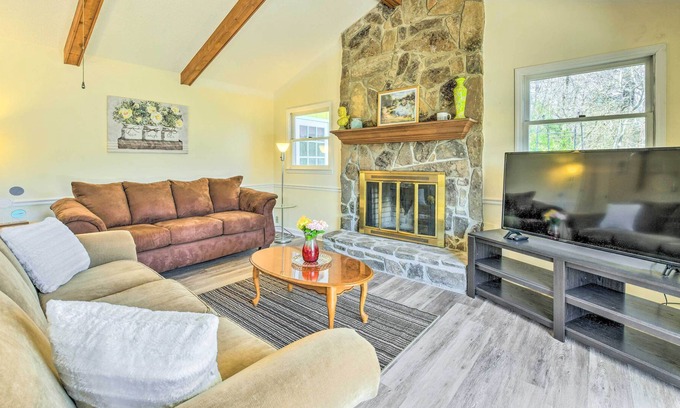 Franklin Cabin | Inviting Franklin Cabin w/ Deck & Mtn Views!