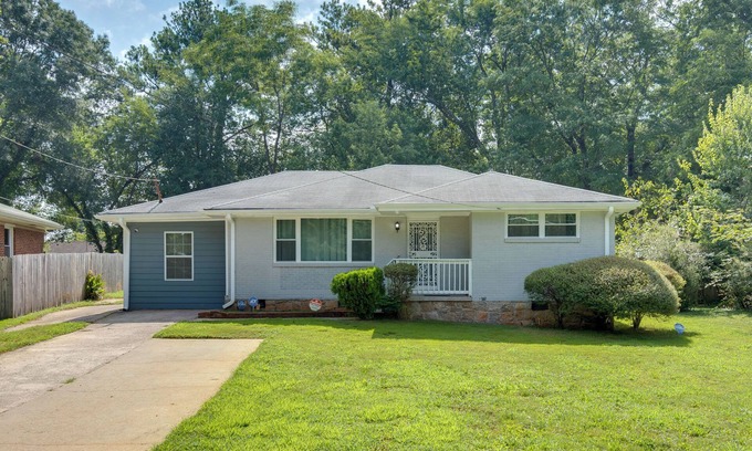 Gresham Park House | Inviting Home w/Backyard: 8 Mi to Dtwn Atlanta!