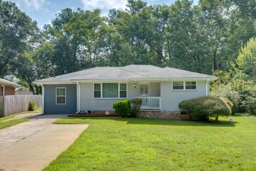 Gresham Park House | Inviting Home with Backyard 8 Mi to Dtwn Atlanta!