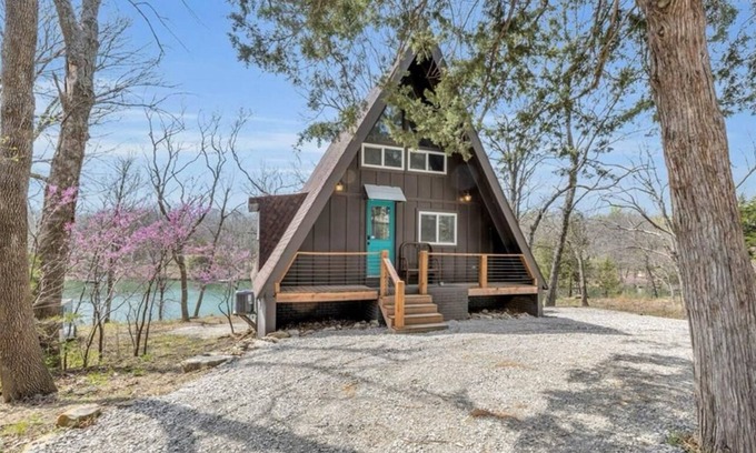 La Cygne Cabin | Inviting Lakefront A-Frame Cabin