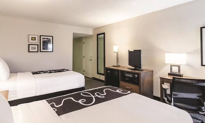 Myrtle Beach Hotel | Inviting Space for Poolside Fun & Beachwalk Adventures, Ideal for Families