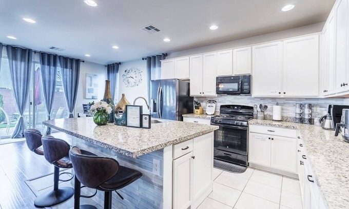 Arden House | Inviting Sunny House! Poker table~ 4br 3ba 7 beds/10 mins to Airport & Strip!