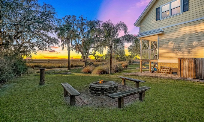 Fernandina Beach Cottage | Inviting waterfront cottage with balcony, firepit, marsh views, & washer/dryer