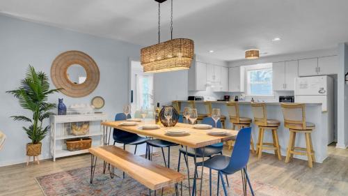 Sullivan's Island House | Ion by AvantStay Walk to Beach Dining Shopping Central Location Deck