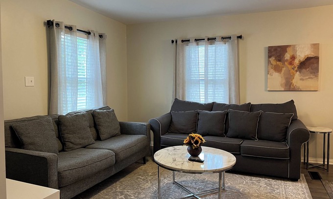 Harters Heights House | Irish Haven! Spacious 5-bedroom house with AC and WiFi! Walk to Notre Dame!