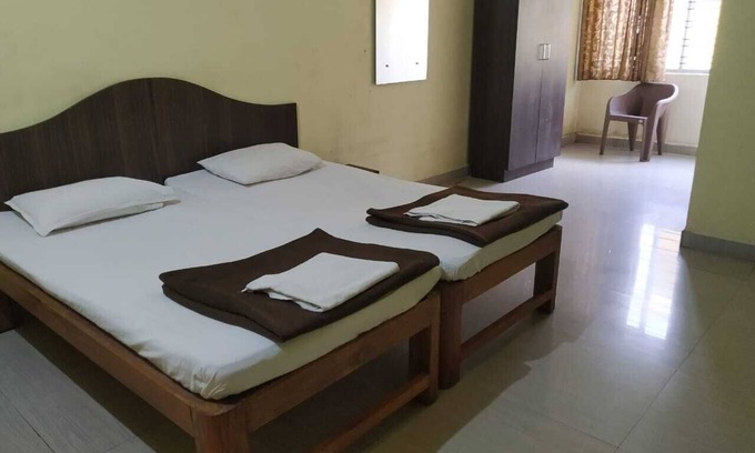 Dharwad Hotel | iROOMZ Hotel Vishwa Lodging