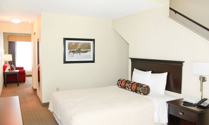 Kelleys Island Hotel | Iroquois Suite at Kelley's Island Venture Resort