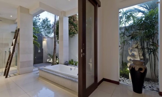 Portlock House | Island Breeze Manor - AC, Shared Pool, Ocean Views