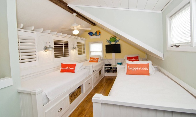 Tarpon Pond House | Island Cottage, Cool kids Sleeping Loft, Screened porch, Bikes included