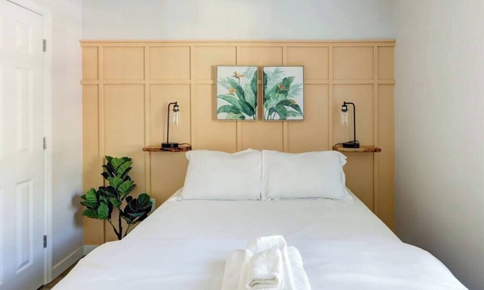 Savannah House | Island Getaway! 10 mins to Downtown Savannah and Tybee