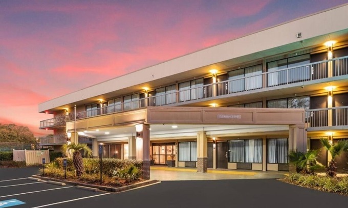 Hilton Head Island Hotel | Island Retreat: Enjoy Comfy Room w/Pool & Free Continental Breakfast, 3 Rooms