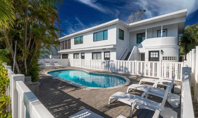 Ilexhurst Apartment | Island Vacay -1 Block Walk/quiet street to beach