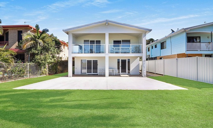 Kinka Beach House | Island View on Scenic – A Dream Coastal Getaway