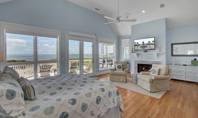 Ocean Point House | “Island’s Edge” at 45 Ocean Point|Oceanfront|Two Oceanfront Decks|All New Master Bath|Close to Oc.