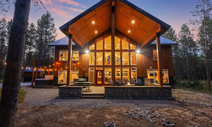 Island Park House | Isle Haven | Pickleball-Hot Tub-Theater-Fire Pit