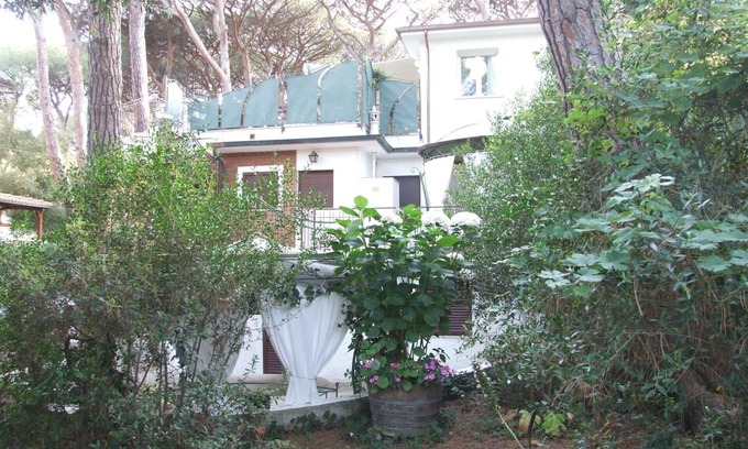 Marina di Castagneto Carducci Apartment | Lovely apartment for 4 guests with A/C, WIFI, TV, patio and panoramic view