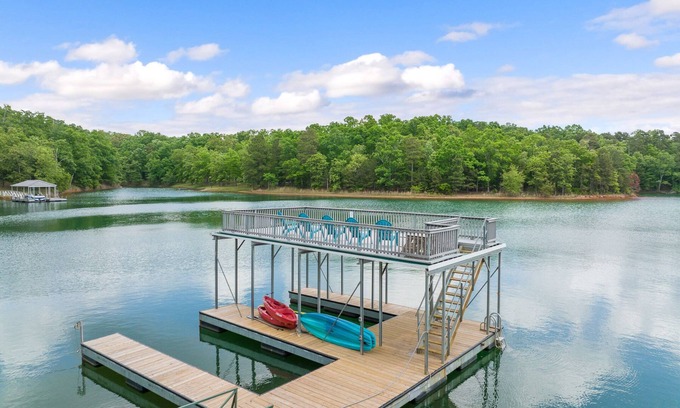 Hartwell House | It's A Great Dam View! LAKEFRONT Family-Friendly 4BR/3B Cottage at Lake Hartwell