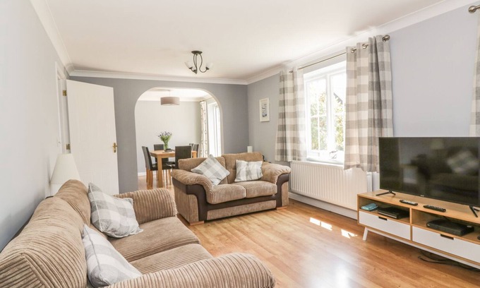 Rowhedge Cottage | IVY COTTAGE, pet friendly, country holiday cottage in Rowhedge