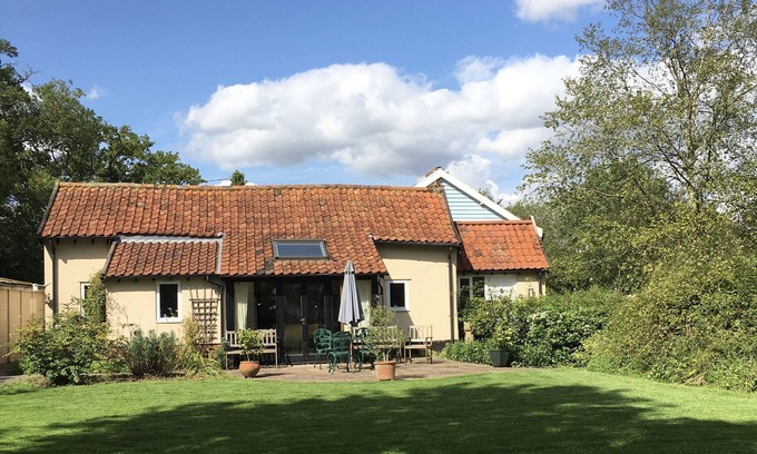 Diss Cottage | IVY HOUSE BARN, pet friendly, character holiday cottage in Stradbroke