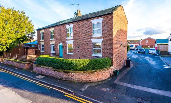 Chorlton-by-Backford House | Ivy House