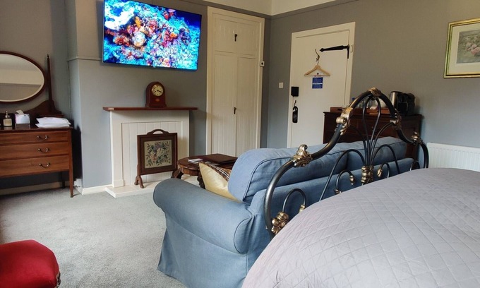 Bossington Bed & Breakfast | Ivystone king room with Countryside views