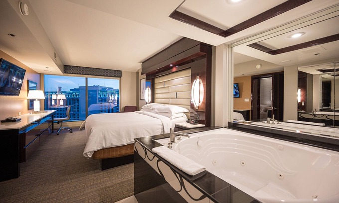 Las Vegas Resort | Jacuzzi Spa Suite - Center Strip - Projection Screen TV