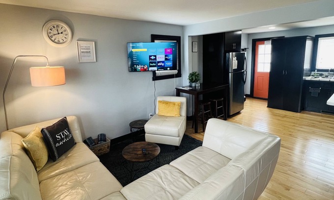 Green Bay House | Jacuzzi Tub-3.7 Miles To Lambeau Field-Garage! King Bed!