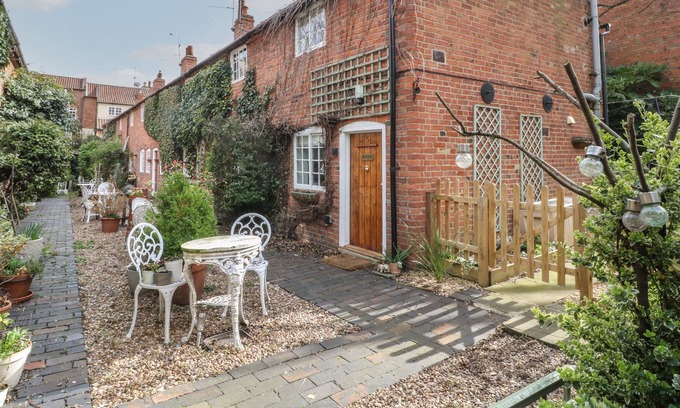 Newark Cottage | JALLANDS ROW, romantic, character holiday cottage in Newark-On-Trent
