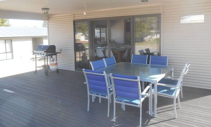 Dalrymple House | Jameson's Run ~ walking distance to beach ~ Free Wifi