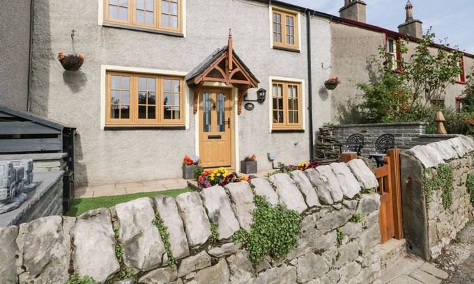 Newton in Furness Cottage | JASMAR COTTAGE, pet friendly, character holiday cottage in Roose