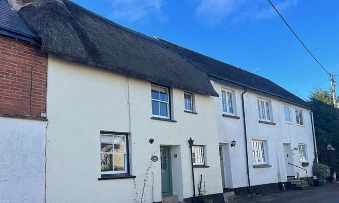 Silverton Cottage | JEAN'S COTTAGE, pet friendly, character holiday cottage in Silverton