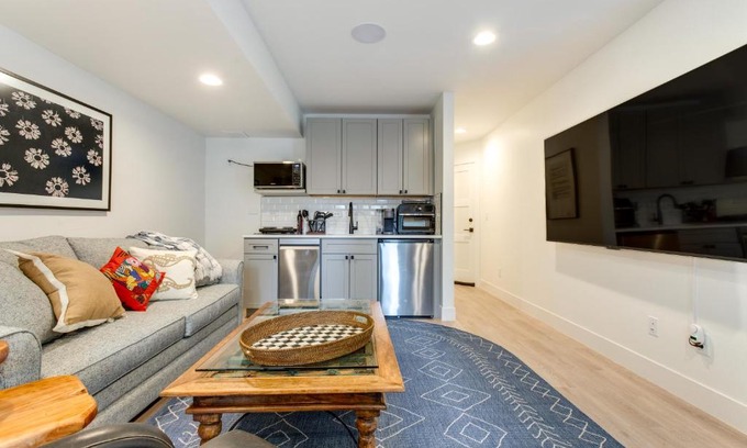 Jefferson Park Apartment | Jefferson Park Apartment Walk to Empower Field!