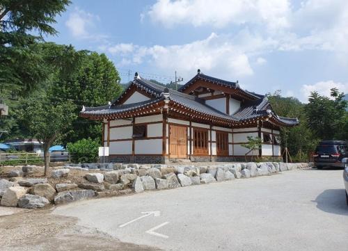 Kaeksa House | Jeonju Hanok Maeul Daeseung Jeongdam Hanok Dockchae Pension