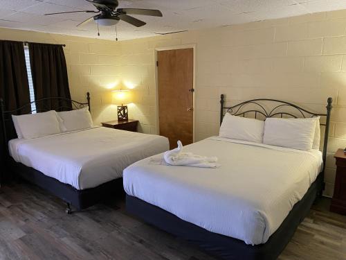 Mount Ida Hotel | JI10, a Queen Guest Room at the Joplin Inn, at the entrance to Mountain Harbor Resort Hotel Room