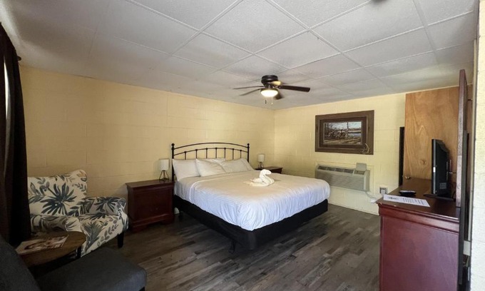 Mount Ida Hotel | JI6, King Guest Room at the Joplin Inn at entrance to the resort Hotel Room