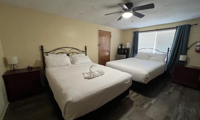 Mount Ida Hotel | JI7, A Queen Guest Room at the Joplin Inn at entrance to the resort Hotel Room