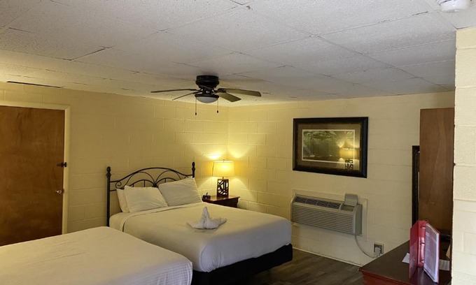 Mount Ida Hotel | JI9, a Queen Guest Room at the Joplin Inn at entrance to the resort Hotel Room
