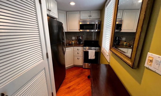 Downtown Cottage | Jimmy Buffet Getaway in Old Town Key West