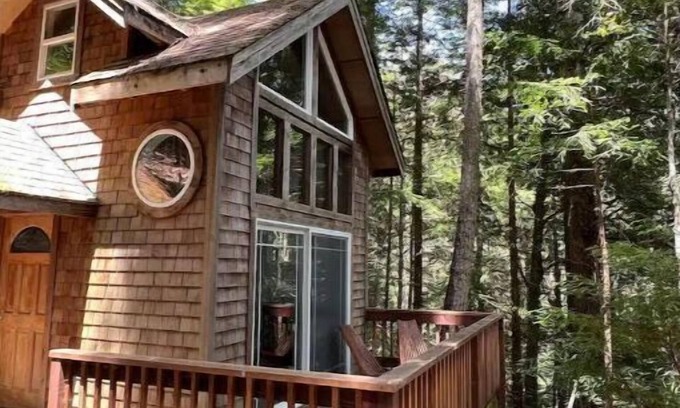 Little River Cabin | Jimmy’s Hike In cabinn A tranquil retreat, family, and romantic getaway