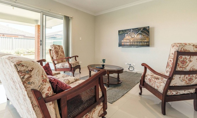 Jordan Springs House | Jordan Spring 4-bedroom villa/ free parking/convenient transportation n
